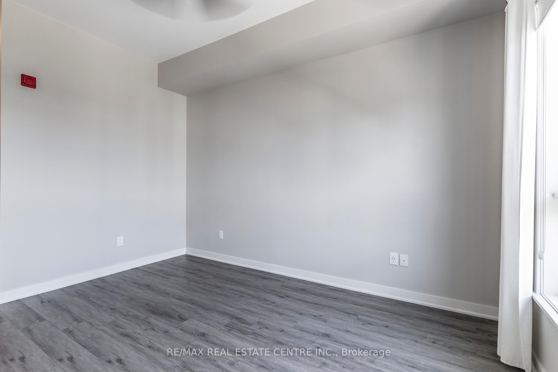 2 Bedrooms Condo at 340 Plains, Burlington For sale