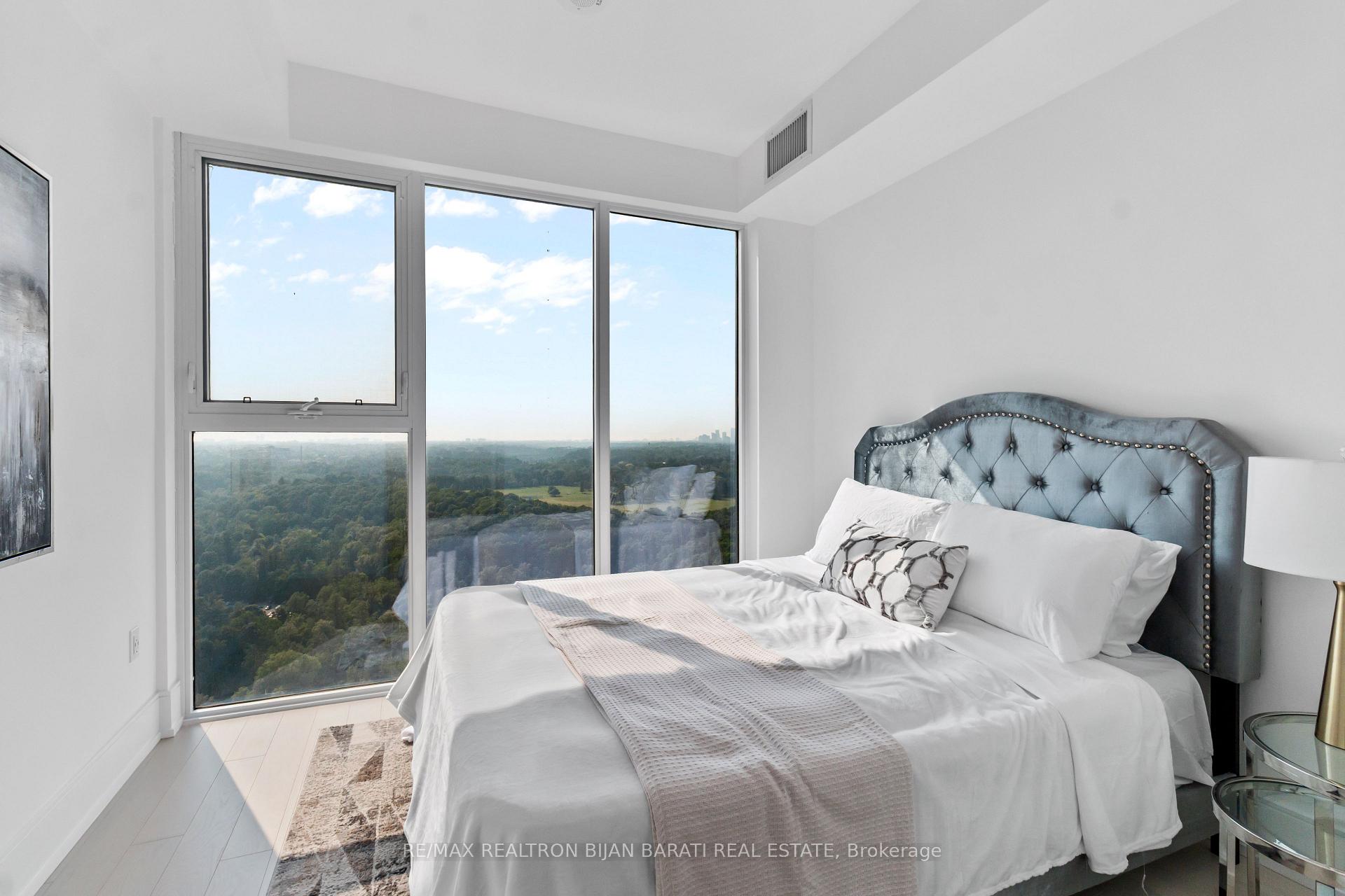 3 Bedrooms Condo at 10 Inn On The Park, Toronto For sale