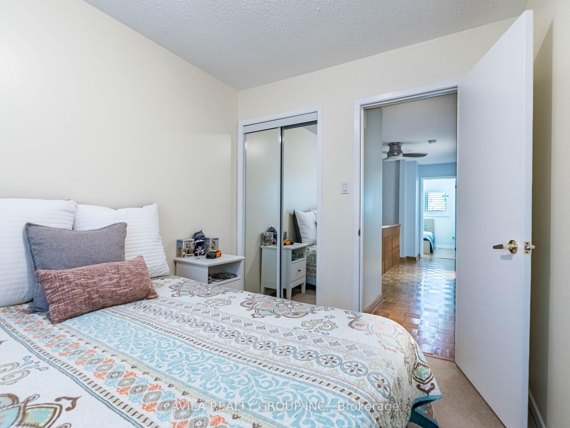 4 Bedrooms Condo at 750 Burnhamthorpe, Mississauga For sale