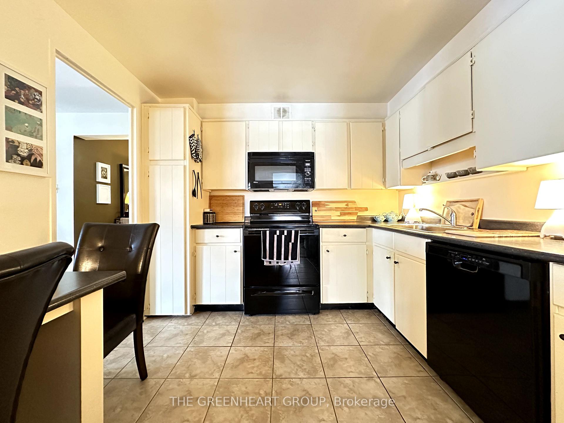 3 Bedrooms Condo at 1400 Dixie,  Mississauga For sale