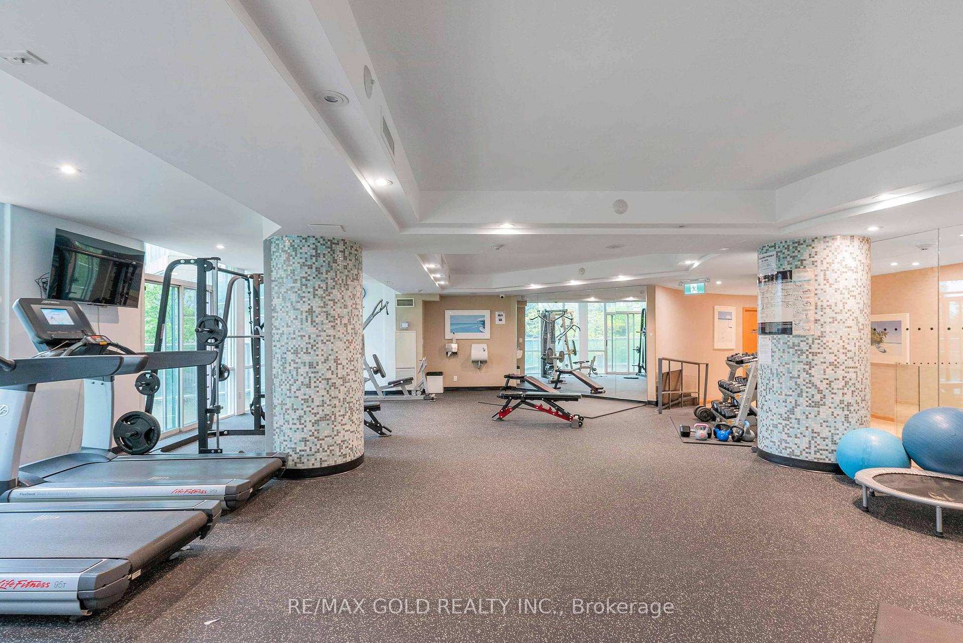 3 Bedrooms Condo at 3939 Duke Of York, Mississauga For sale