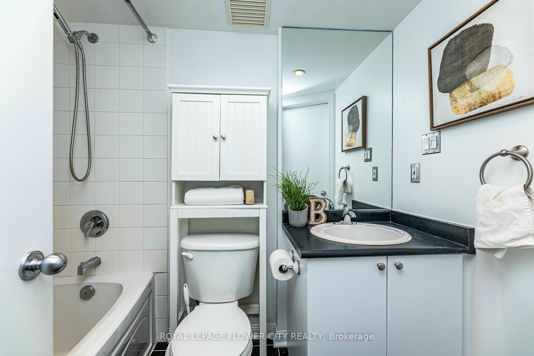 2 Bedrooms Condo at 11 Niagara,  Toronto For sale