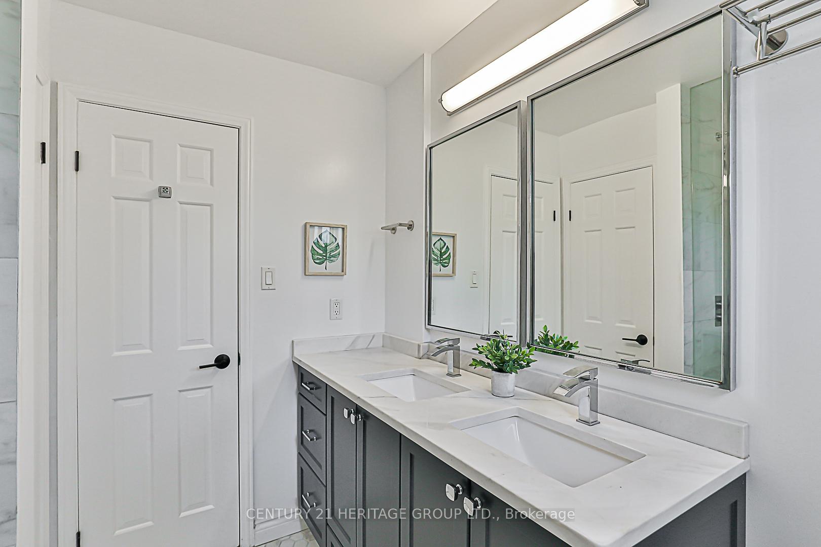 3 Bedrooms Condo at 4 Vale Carse,  Toronto For sale