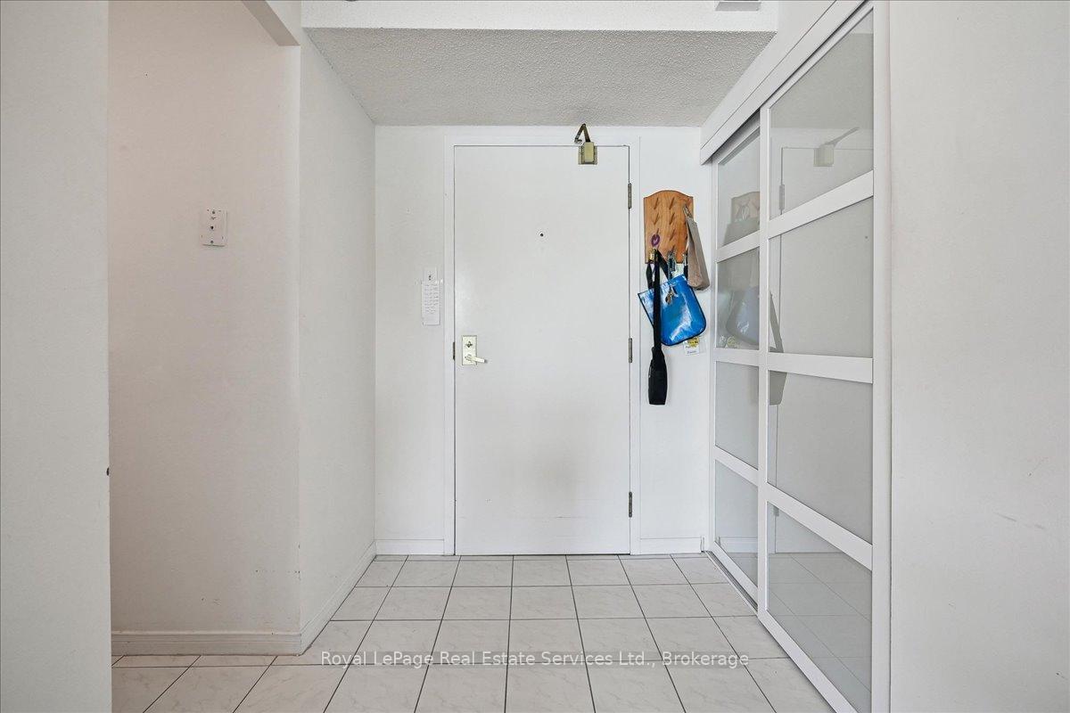 2 Bedrooms Condo at 100 Bronte, Oakville For sale
