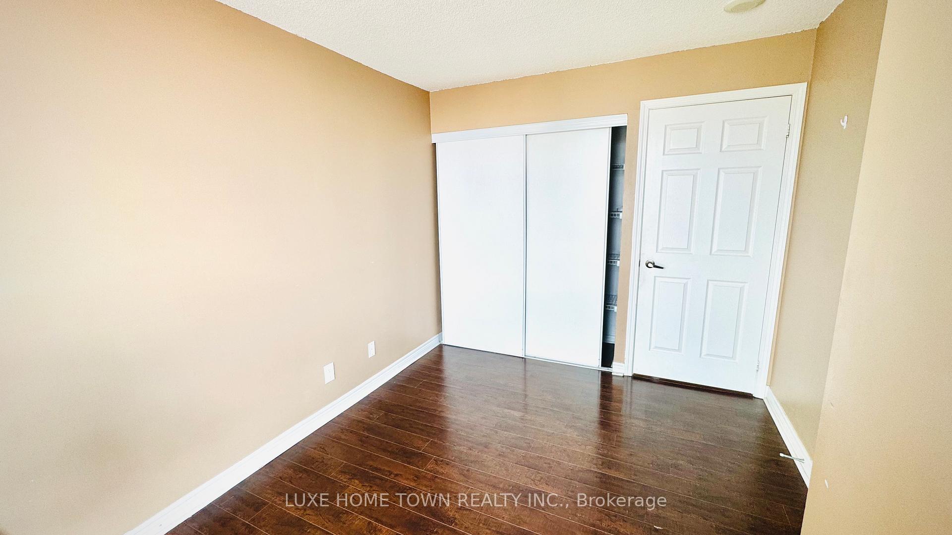 2 Bedrooms Condo at 208 Enfield, Mississauga For sale