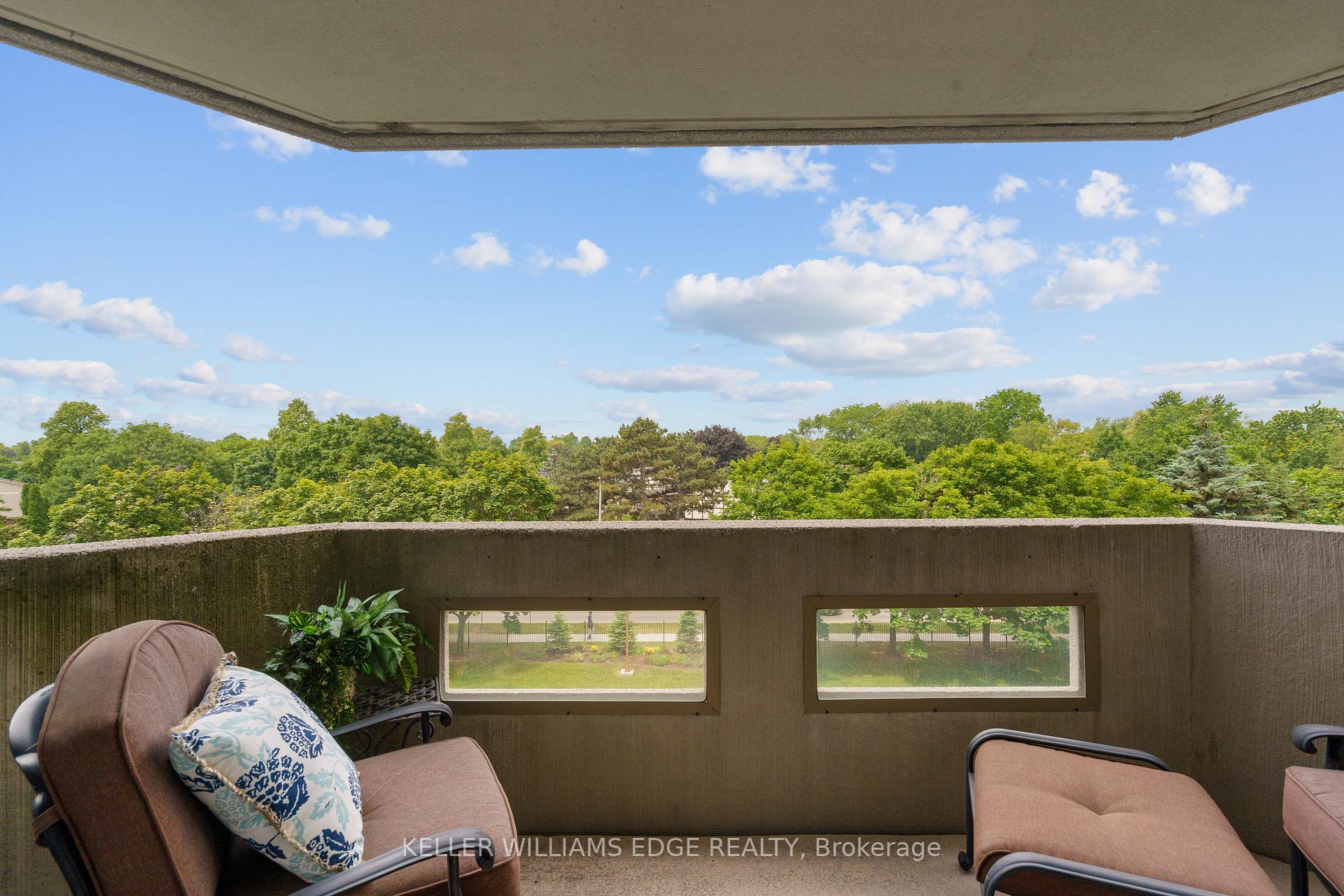 2 Bedrooms Condo at 5090 Pinedale, Burlington For sale