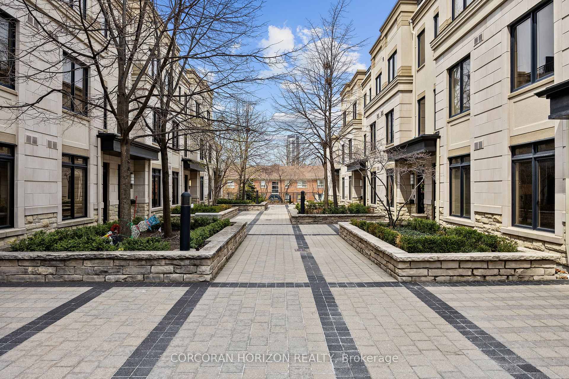 4 Bedrooms Condo at 9 Oakburn, Toronto For sale