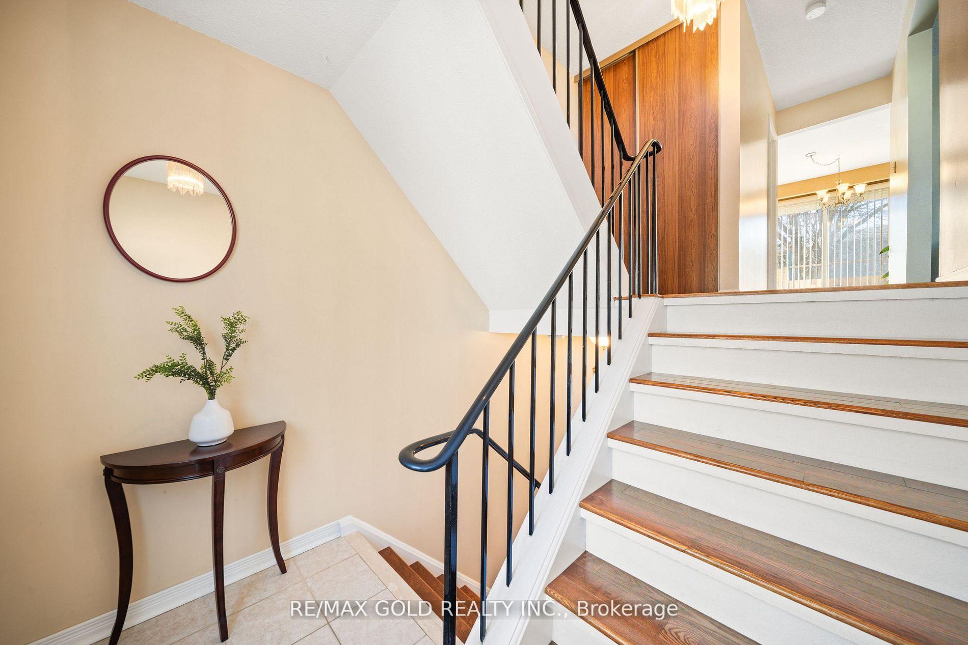 4 Bedrooms Condo at 1050 Shawnmarr, Mississauga For sale