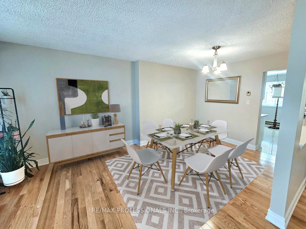 4 Bedrooms Condo at 2651 Aquitaine, Mississauga For sale