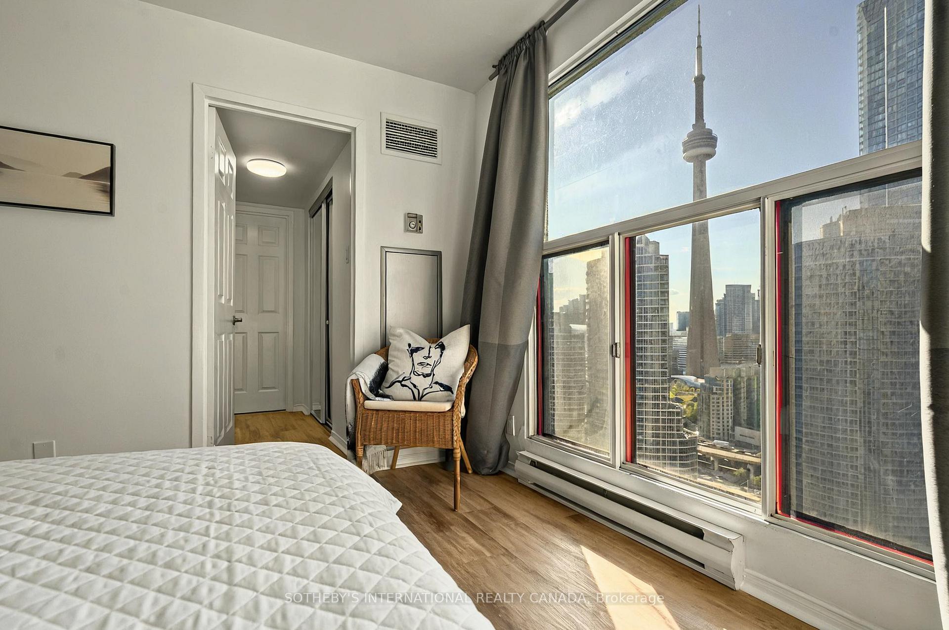 3 Bedrooms Condo at 99 Harbour, Toronto For sale