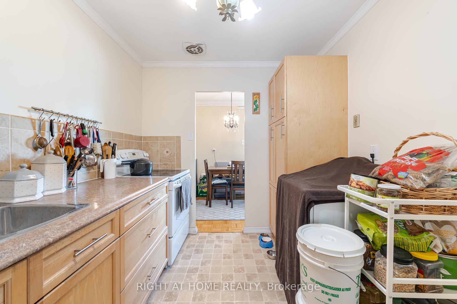 2 Bedrooms Condo at 1660 Bloor, Mississauga For sale