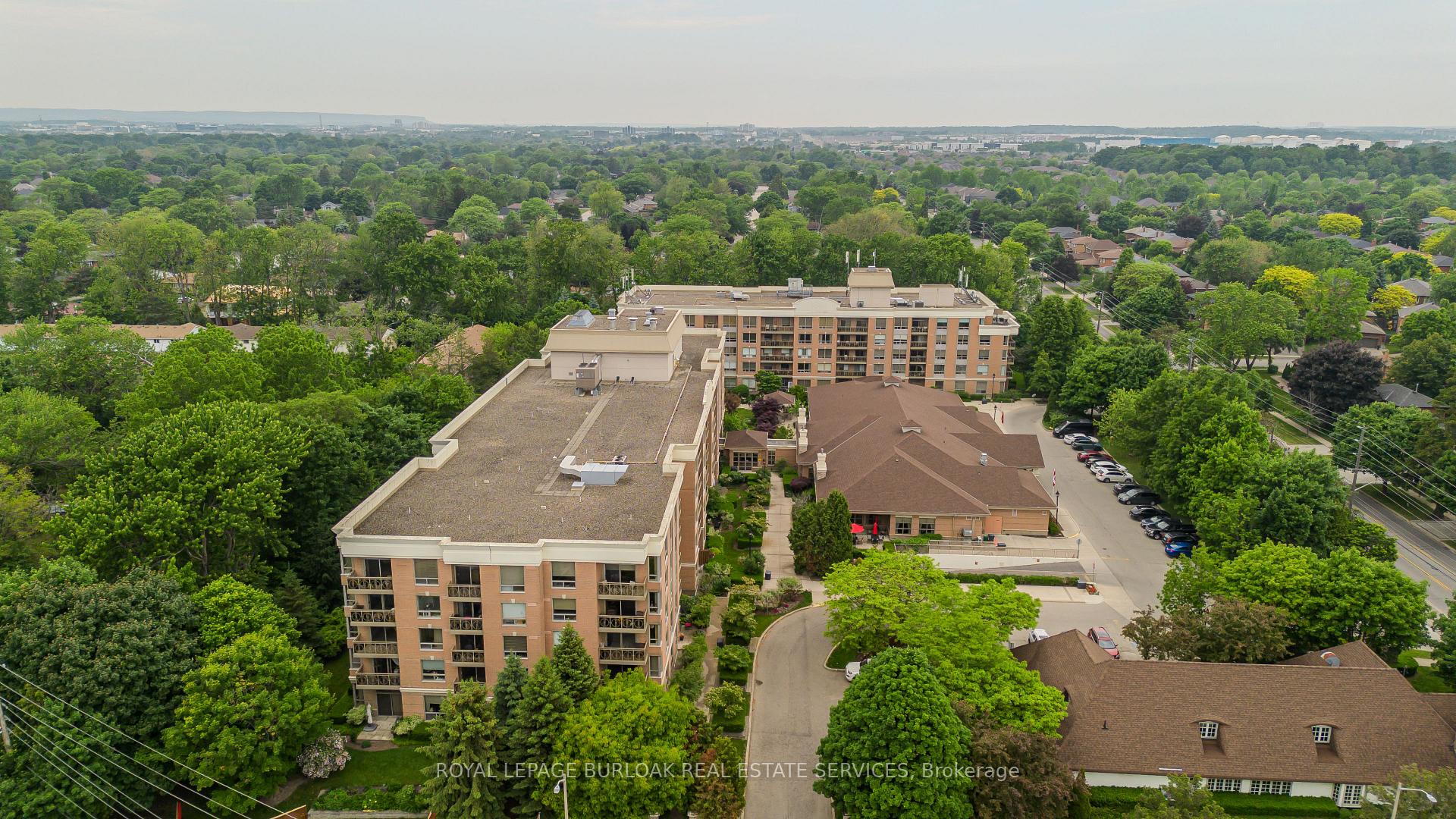 2 Bedrooms Condo at 100 Burloak, Burlington For sale