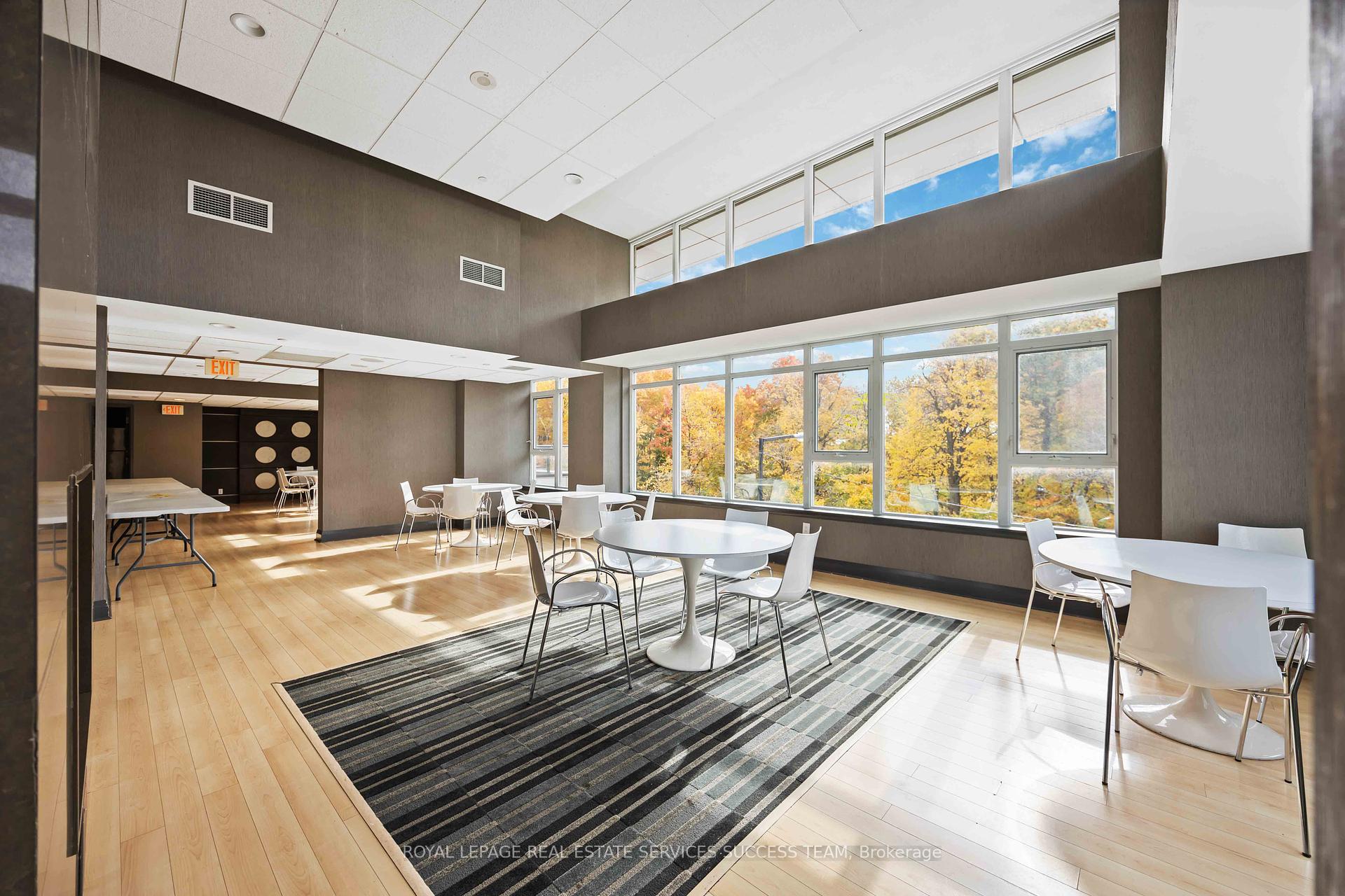2 Bedrooms Condo at 25 Town Centre,  Toronto For sale