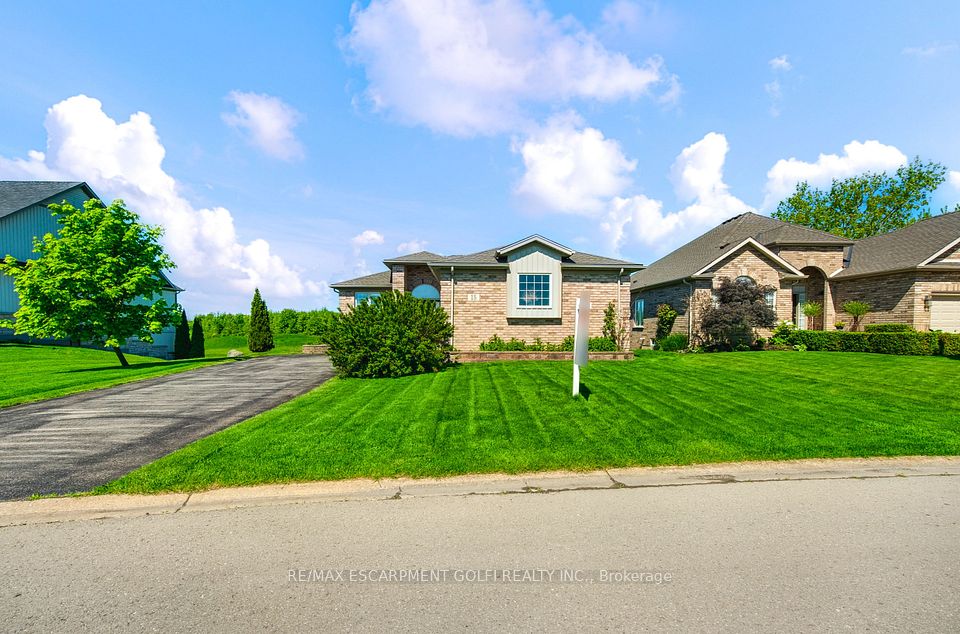 15 Old Course Trail, Welland, ON L3B 6G8