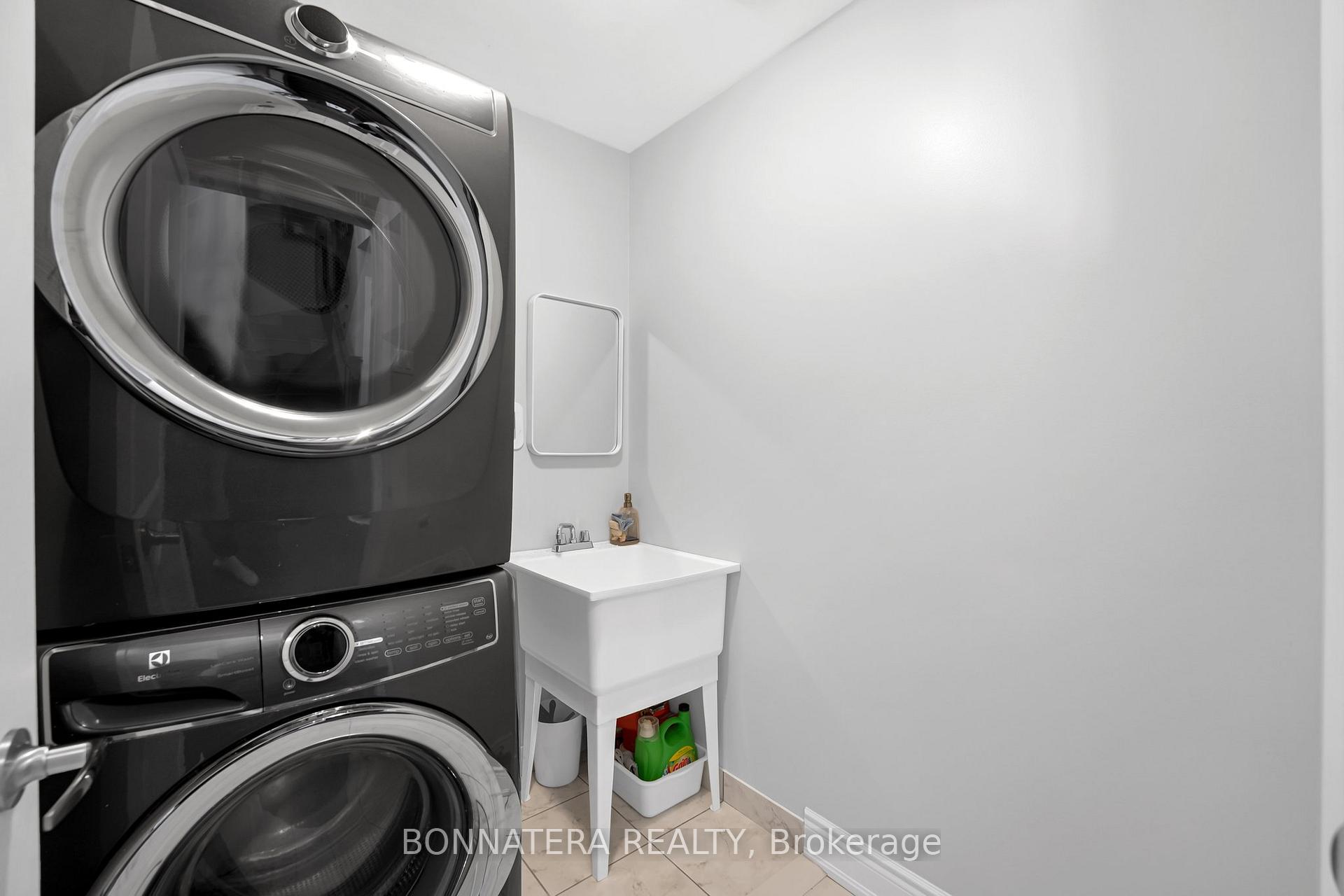 4 Bedrooms Condo at 10 Augustus, Toronto For sale