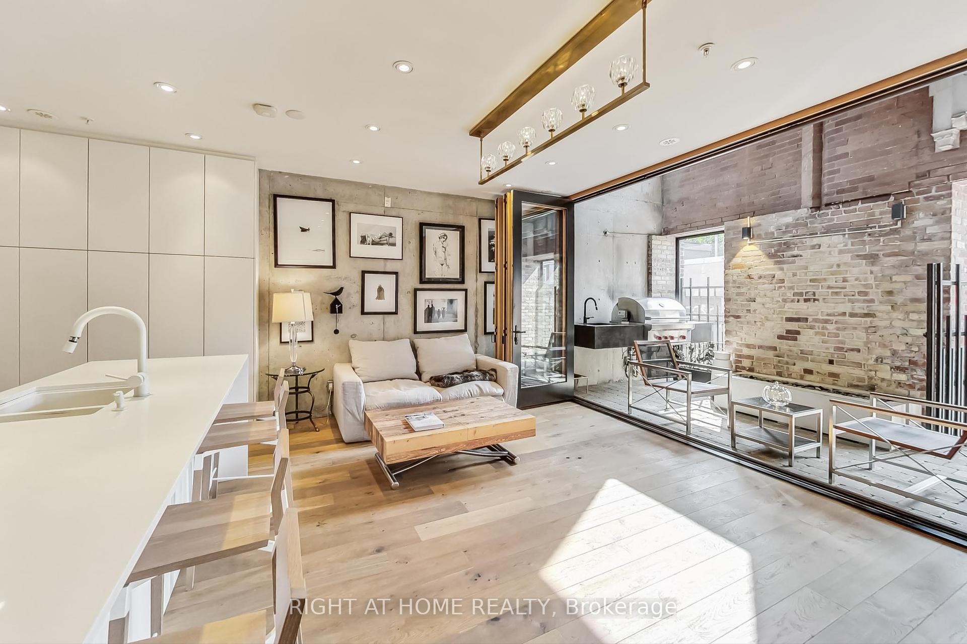 3 Bedrooms Condo at 40 Westmoreland, Toronto For sale