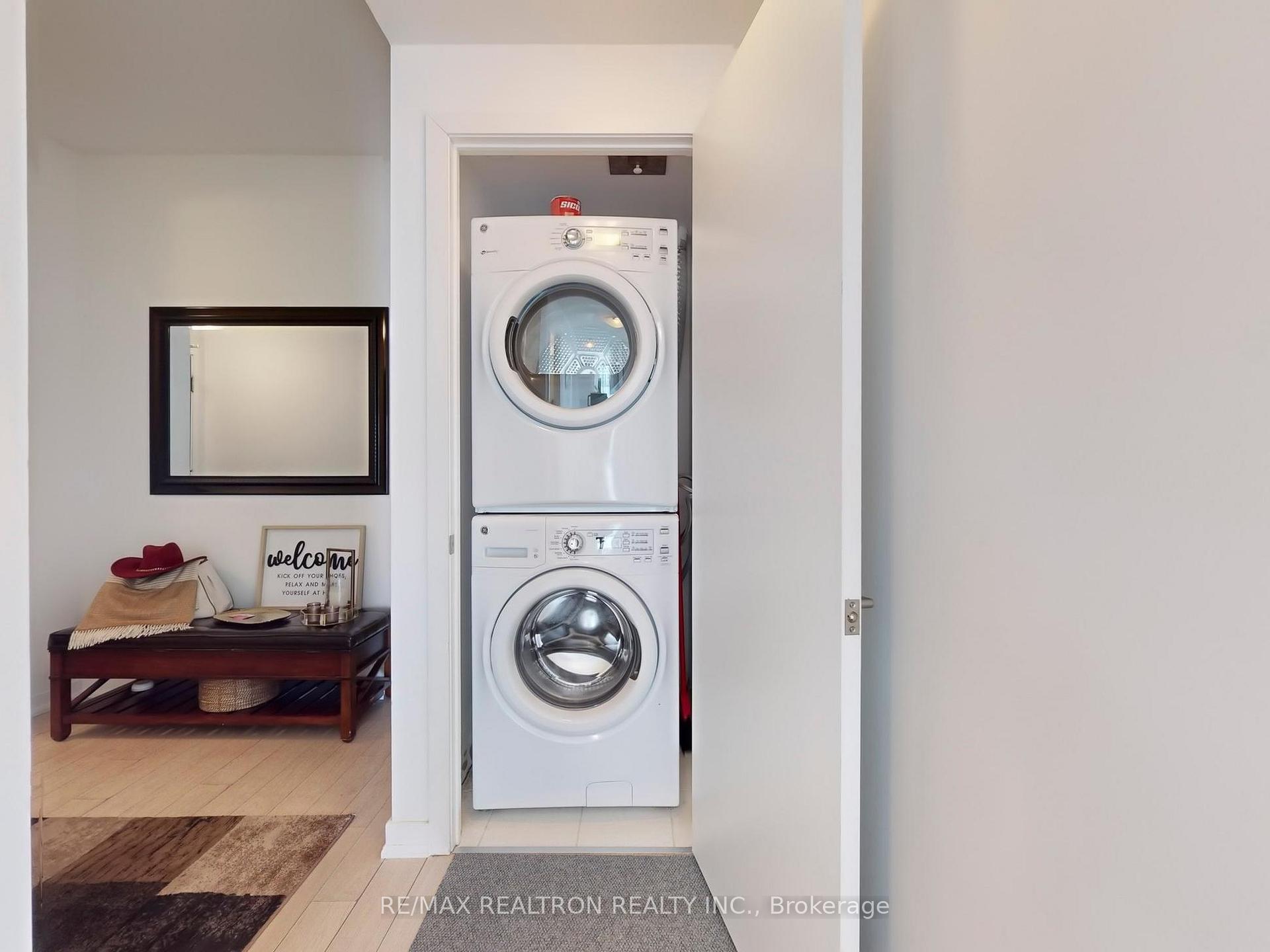 3 Bedrooms Condo at 10 Park Lawn, Toronto For sale
