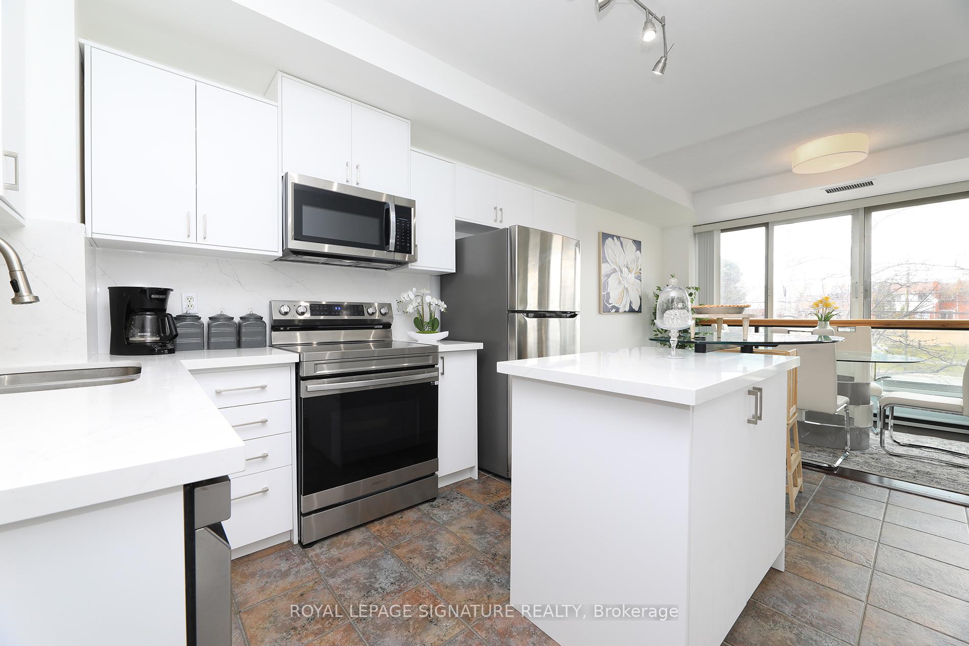 2 Bedrooms Condo at 200 Burnhamthorpe, Mississauga For sale