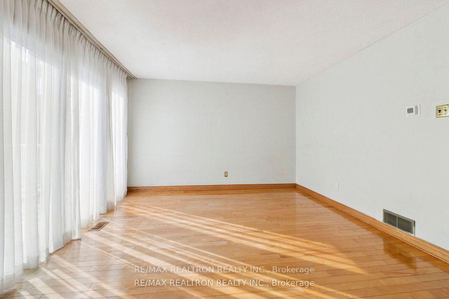 3 Bedrooms Condo at 44 Chester Le, Toronto For sale