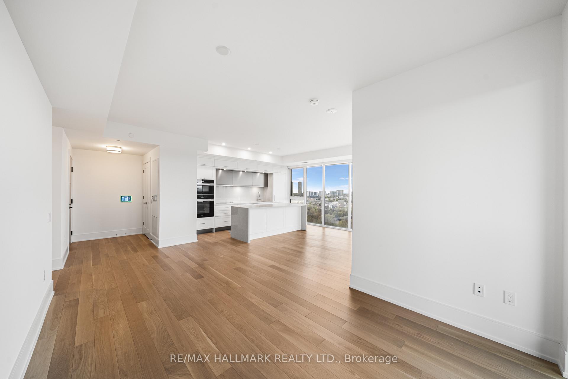 3 Bedrooms Condo at 10 Inn On The Park, Toronto For sale