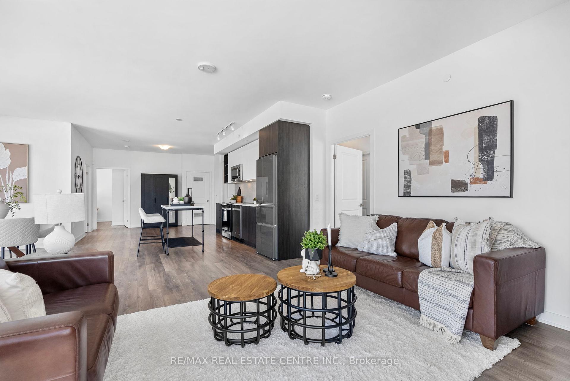 3 Bedrooms Condo at 100 Eagle Rock, Vaughan For sale