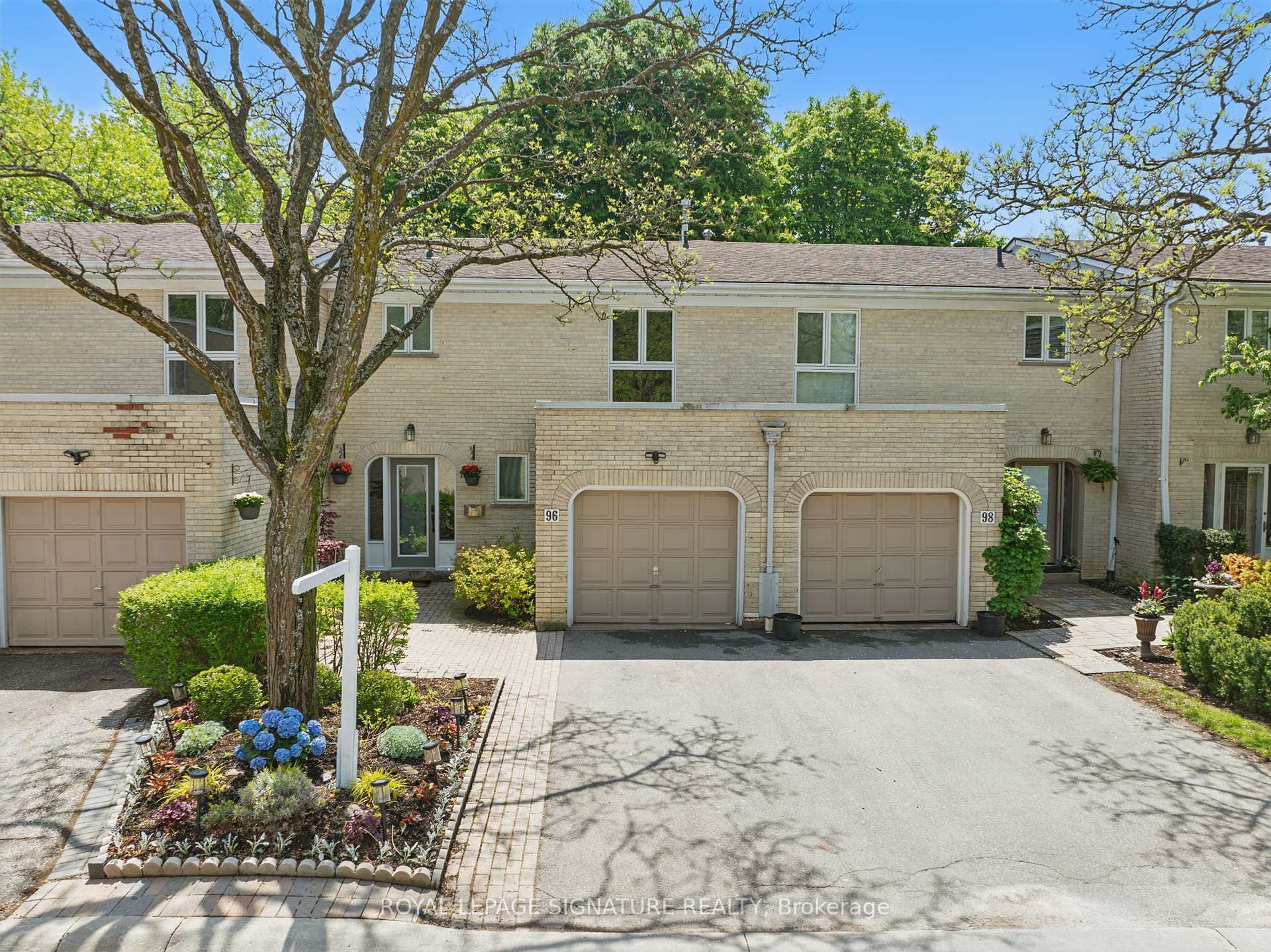 4 Bedrooms Condo at 96 Crimson Mill, Toronto For sale