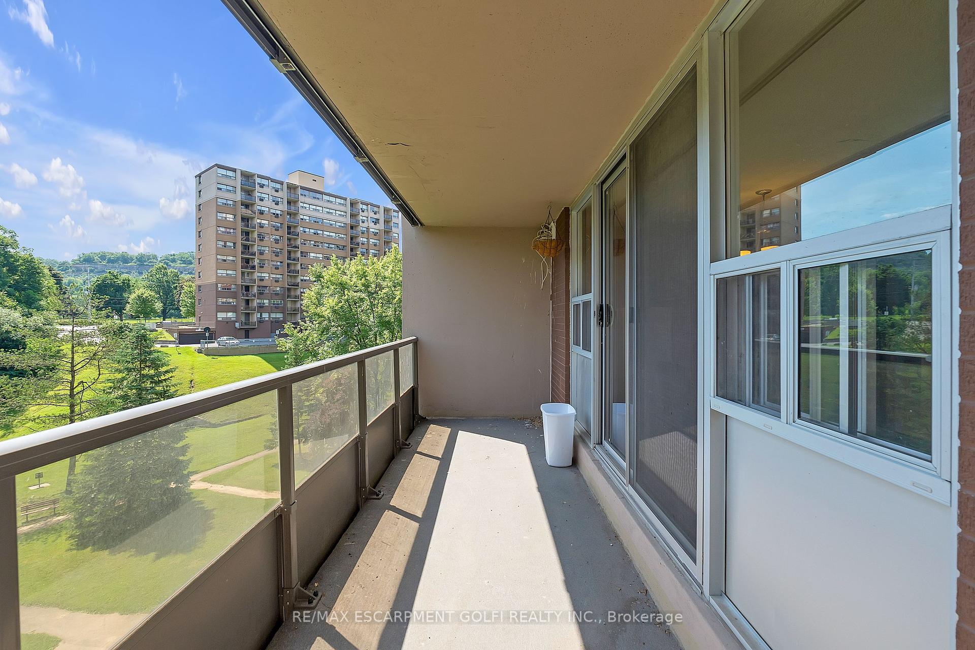 3 Bedrooms Condo at 1966 Main, Hamilton For sale