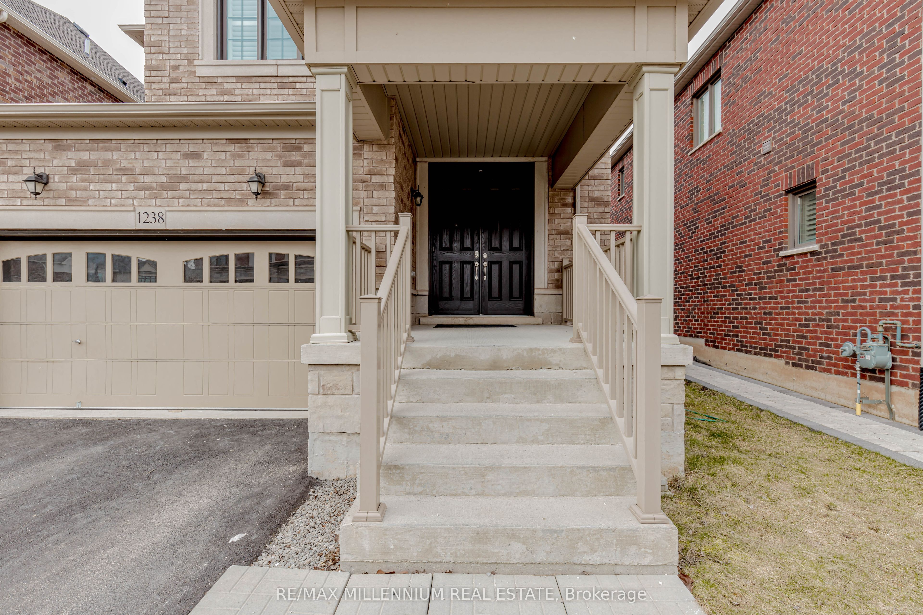 1238 Bowell Crescent