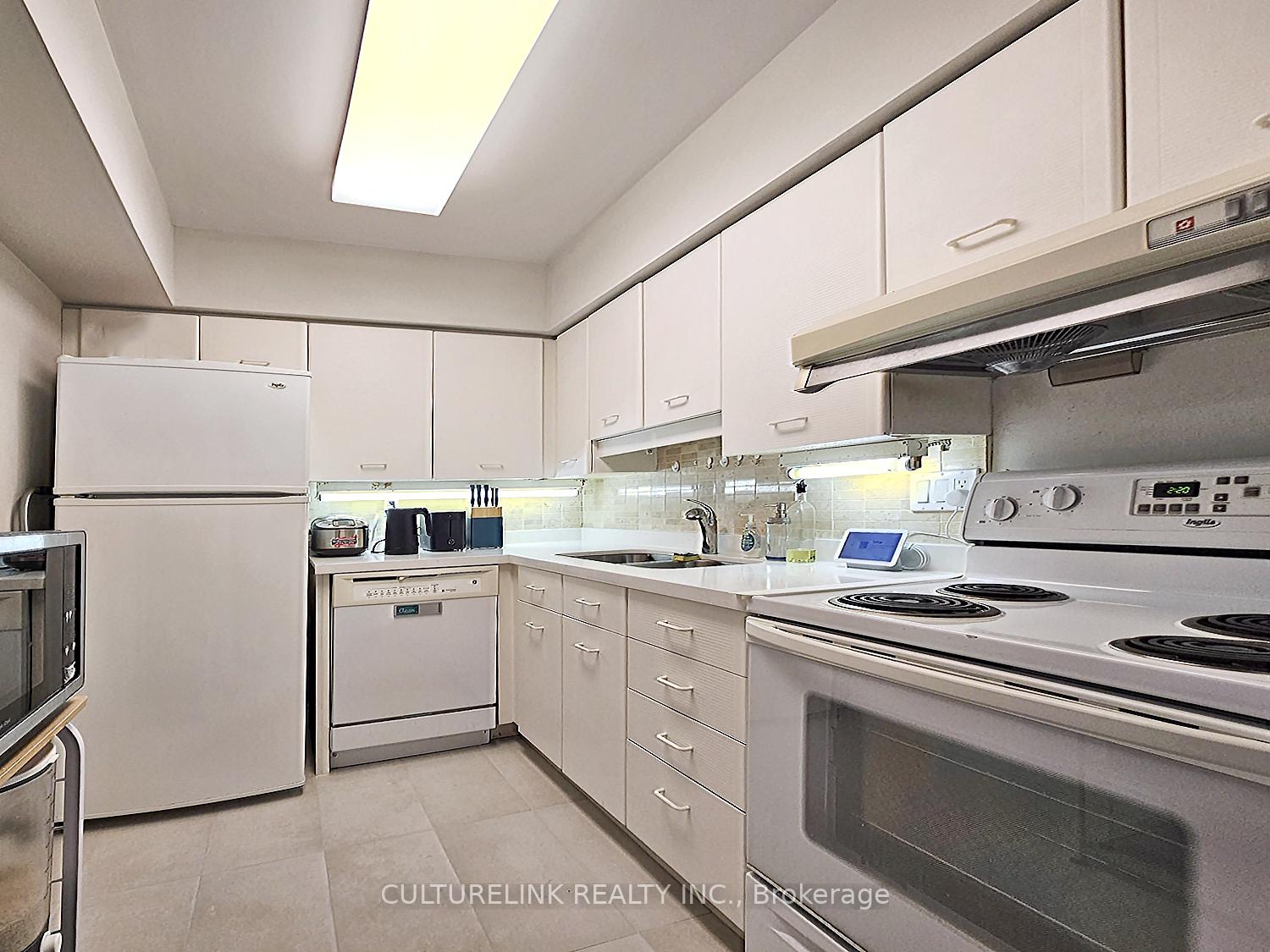 2 Bedrooms Condo at 30 Greenfield, Toronto For sale