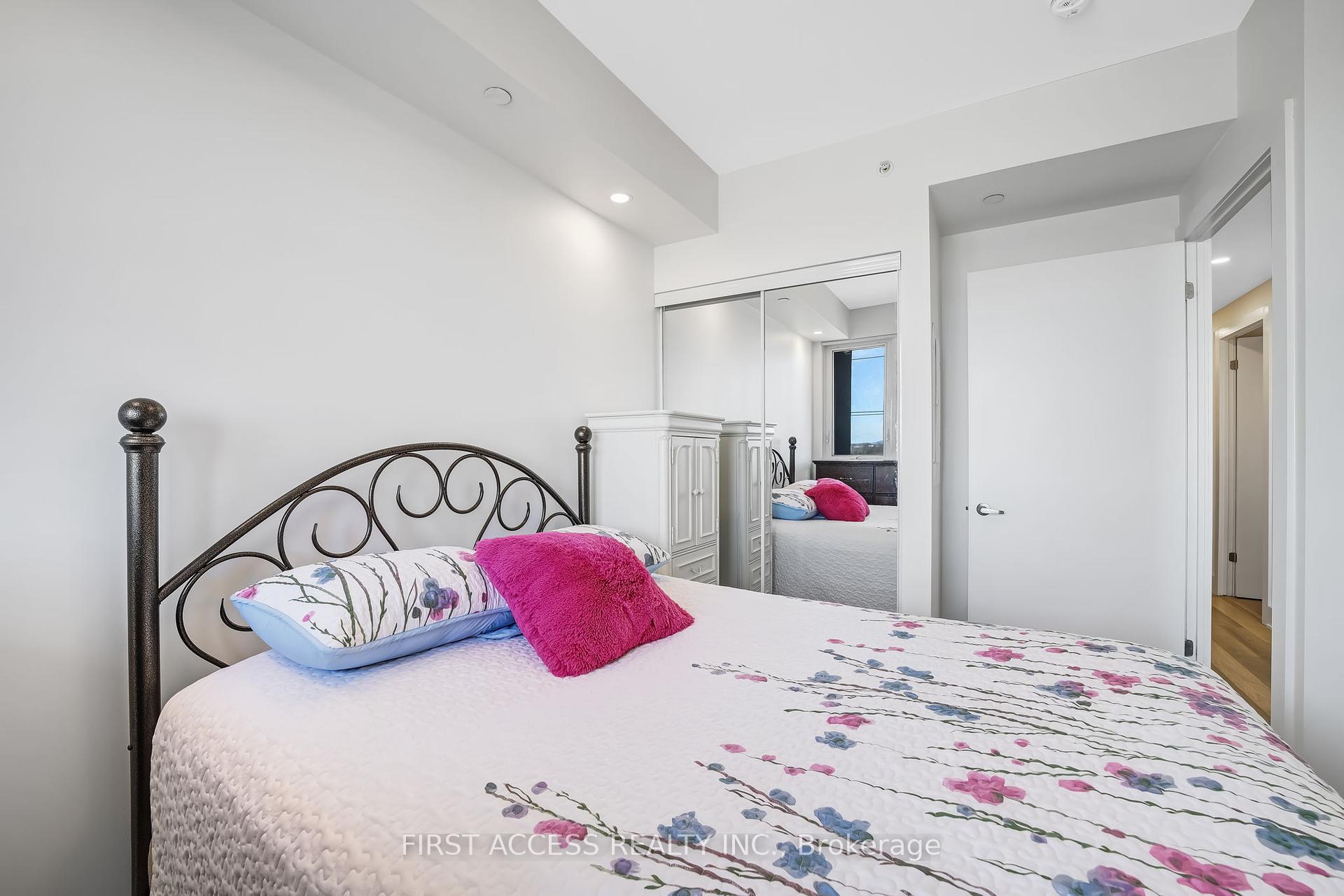 1 Bedroom Condo at 5230 Dundas,  Burlington For sale