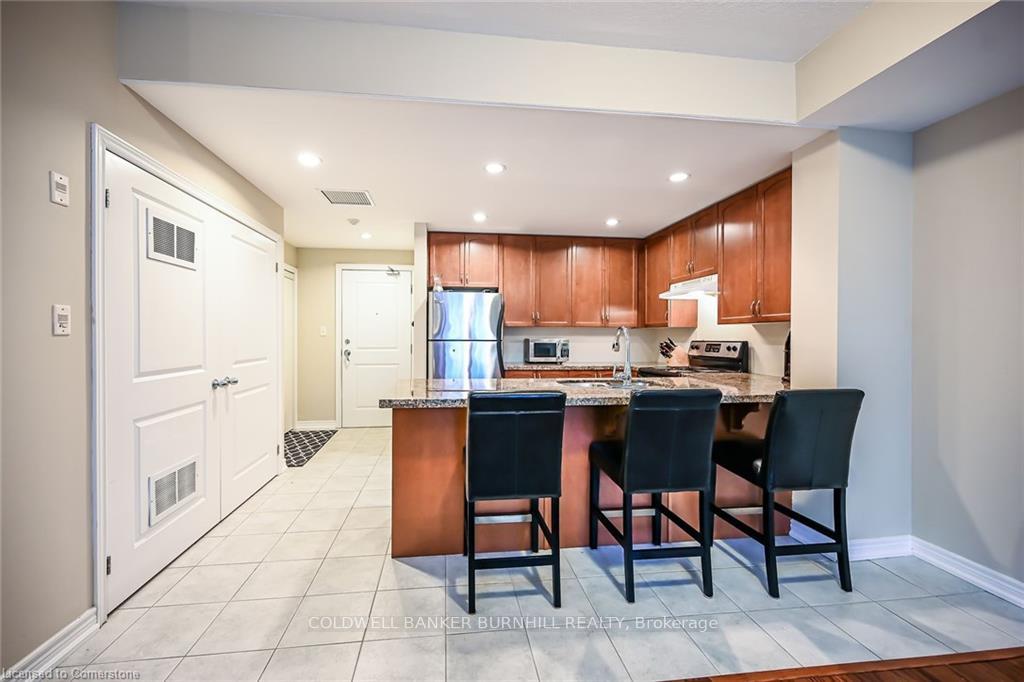 2 Bedrooms Condo at 396 Plains,  Burlington For sale