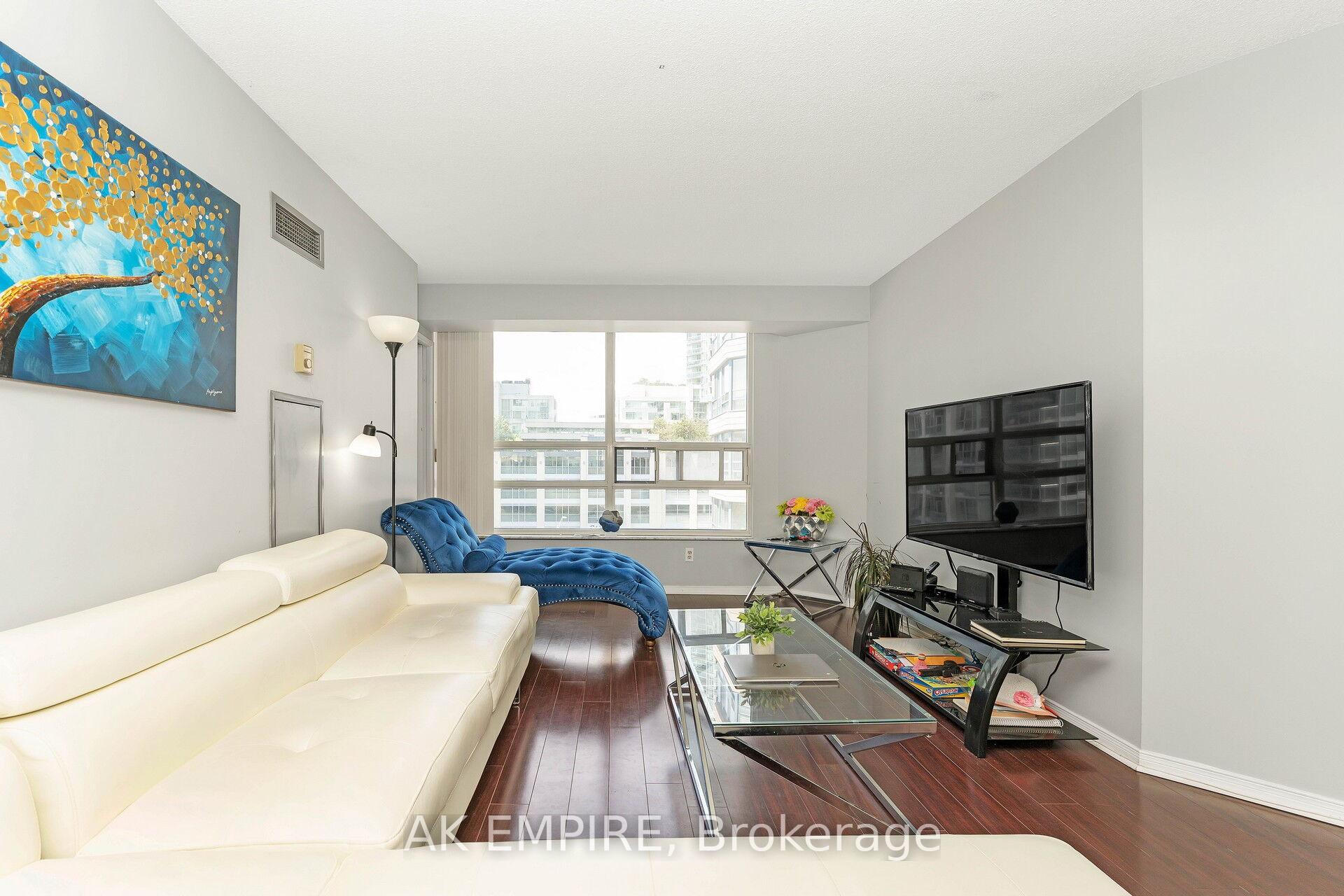 3 Bedrooms Condo at 250 Webb, Mississauga For sale