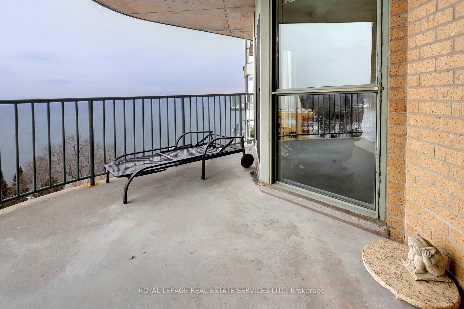 2 Bedrooms Condo at 2190 Lakeshore, Burlington For sale