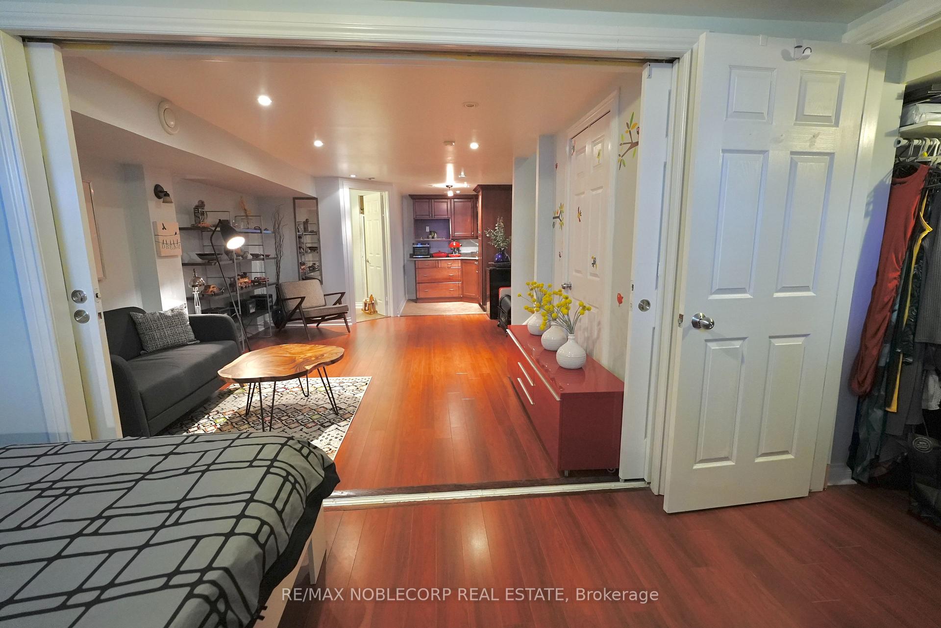 4 Bedrooms Condo at 17 Overlea, Toronto For sale