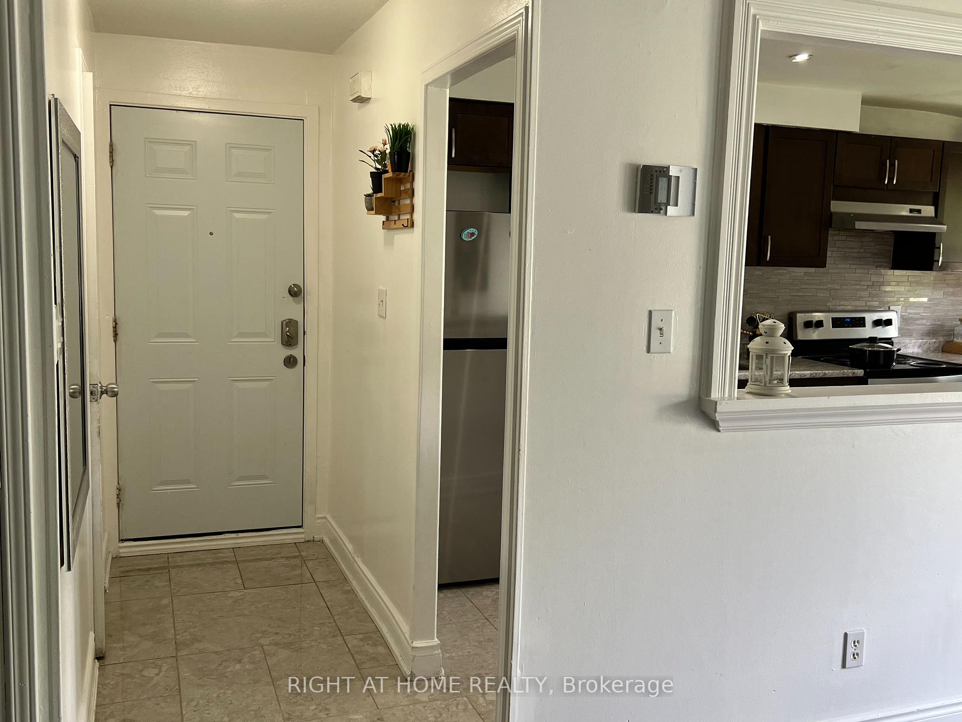 5 Bedrooms Condo at 3040 Constitution, Mississauga For sale