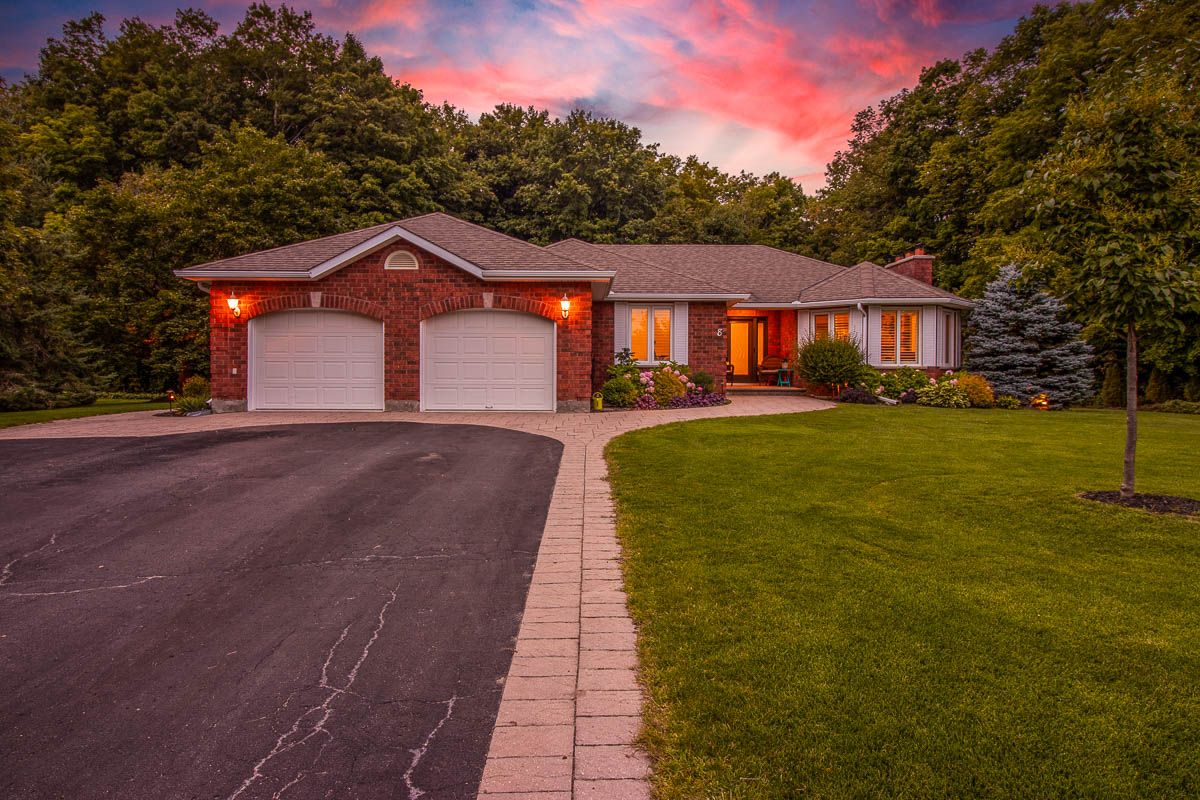 8 Earl's Court Essa Ontario L0L 2N0