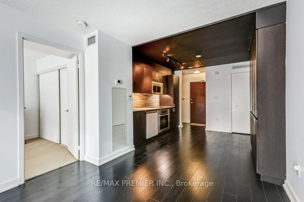 2 Bedrooms Condo at 10 Capreol, Toronto For sale