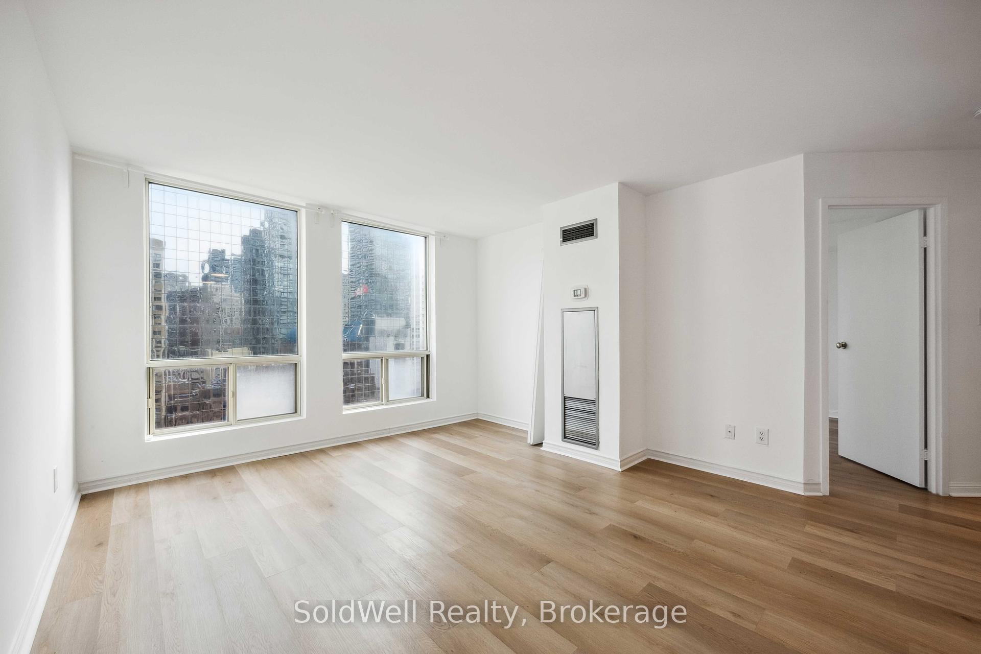 2 Bedrooms Condo at 25 Grenville,  Toronto For sale