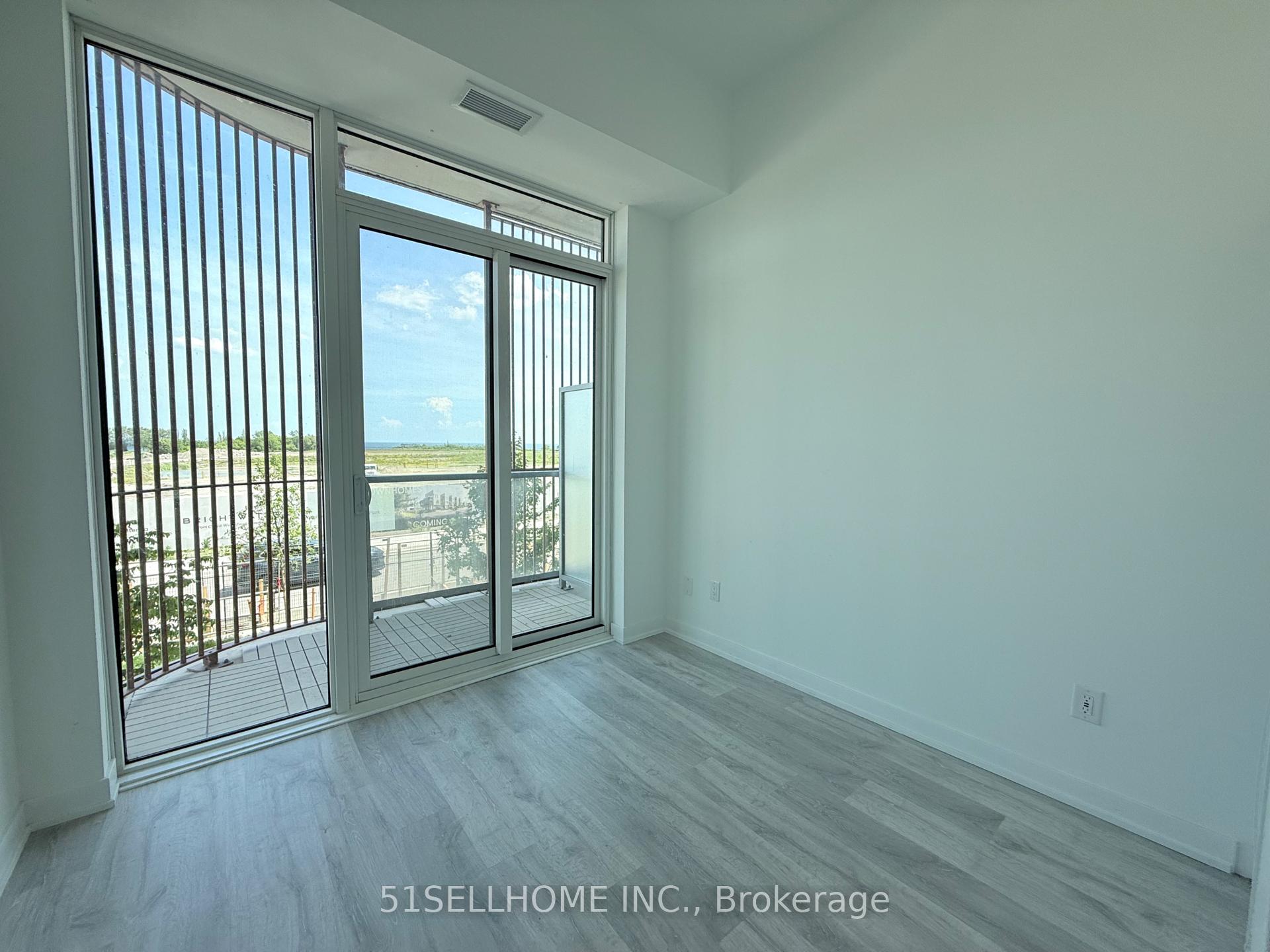 4 Bedrooms Condo at 220 Missinnihe, Mississauga For sale