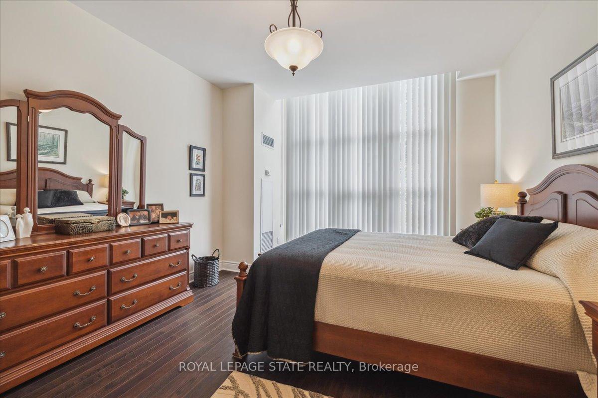 2 Bedrooms Condo at 442 Maple, Burlington For sale