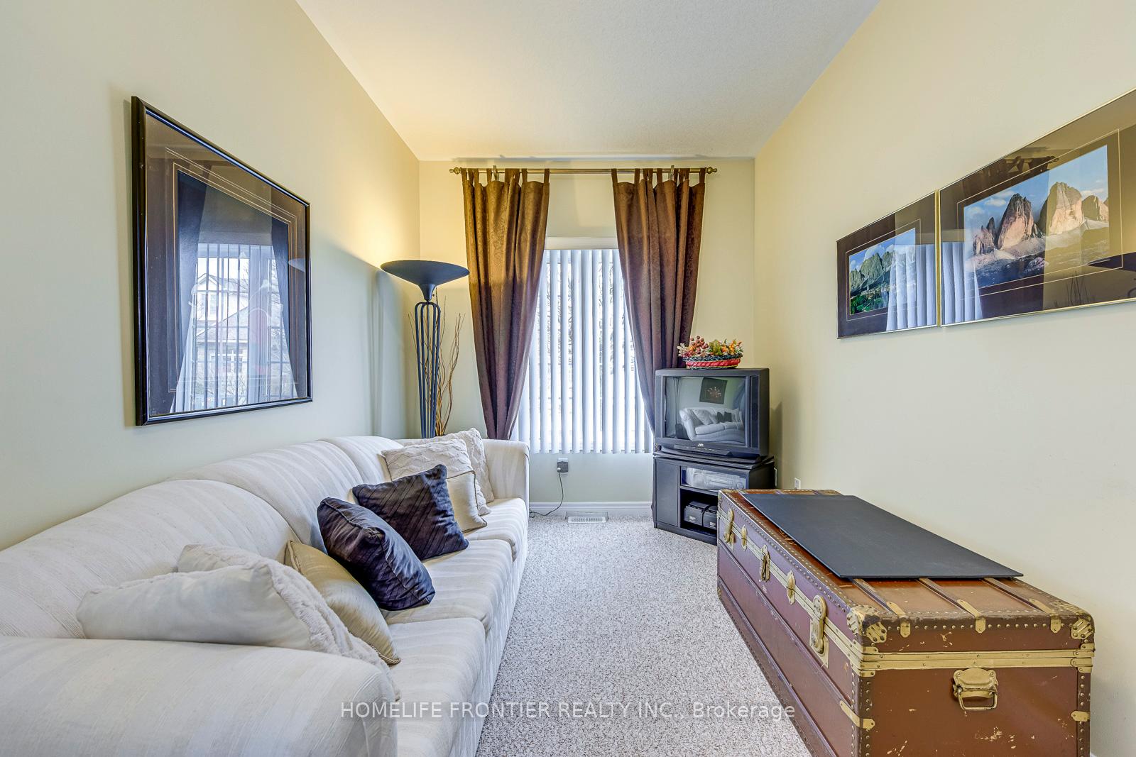 4 Bedrooms Condo at 90 Oakhampton,  Hamilton For sale