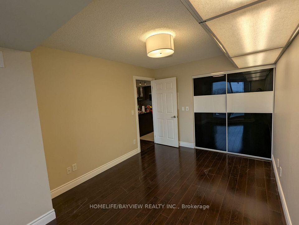 BRIGHT MAIN BEDROOM