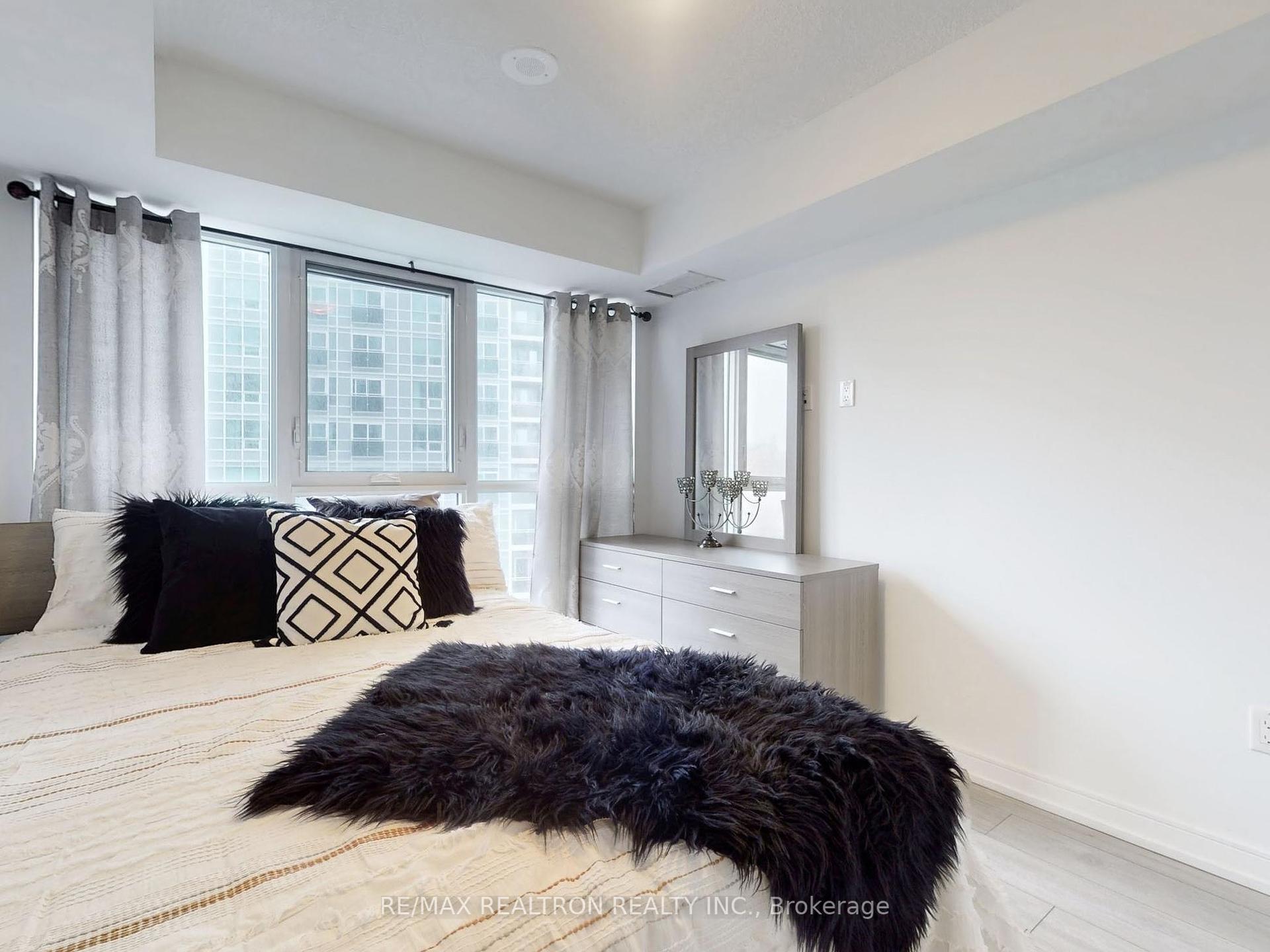 2 Bedrooms Condo at 225 Village Green, Toronto For sale