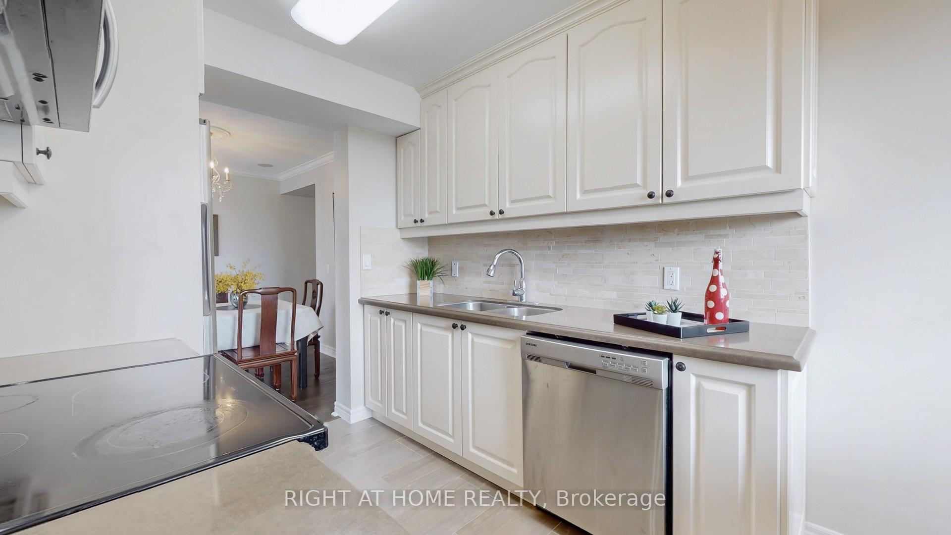 3 Bedrooms Condo at 18 Parkview, Toronto For sale
