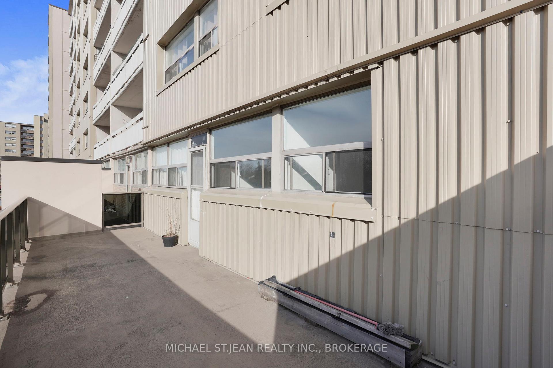3 Bedrooms Condo at 15 Albright,  Hamilton For sale
