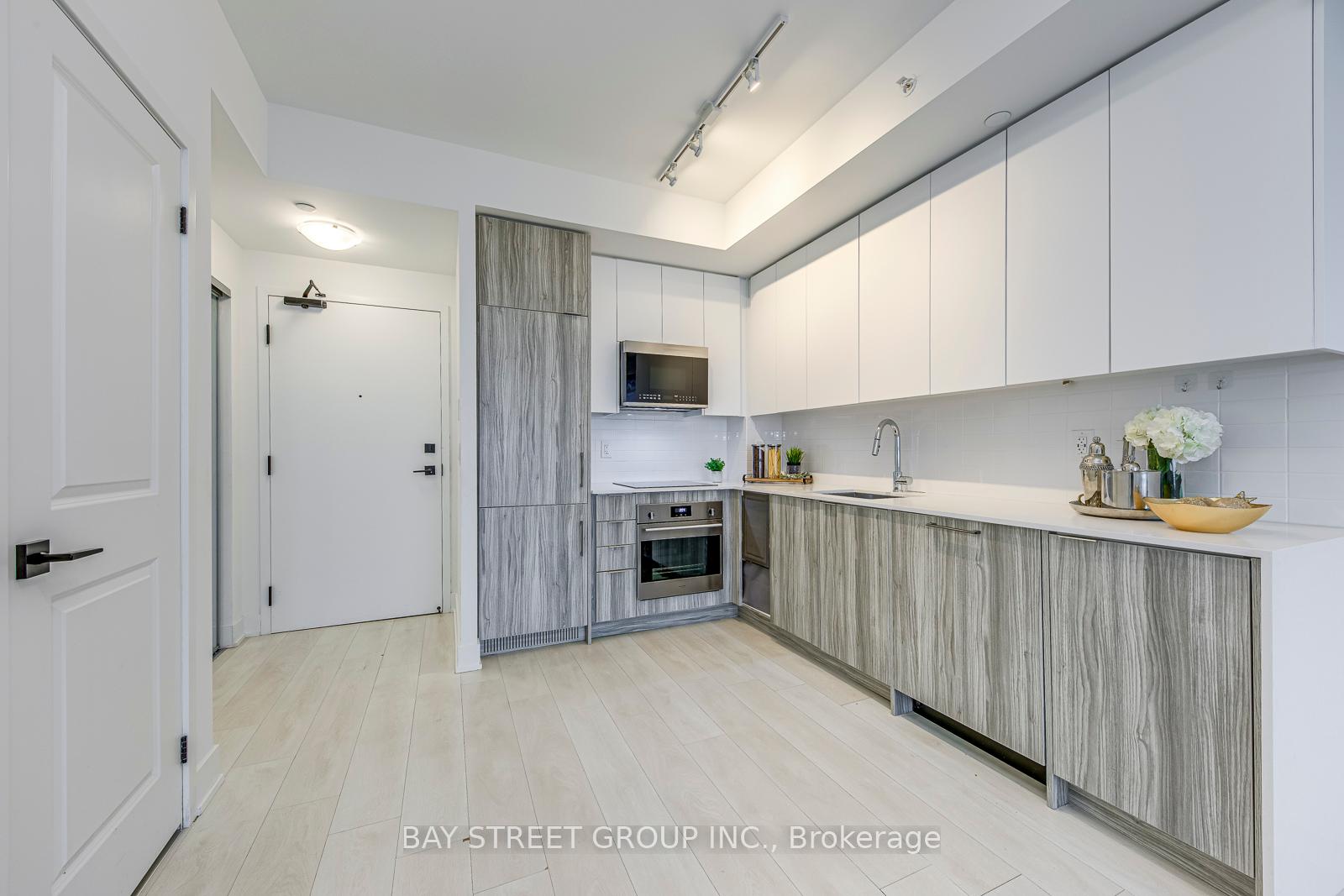 2 Bedrooms Condo at 2485 Taunton, Oakville For sale