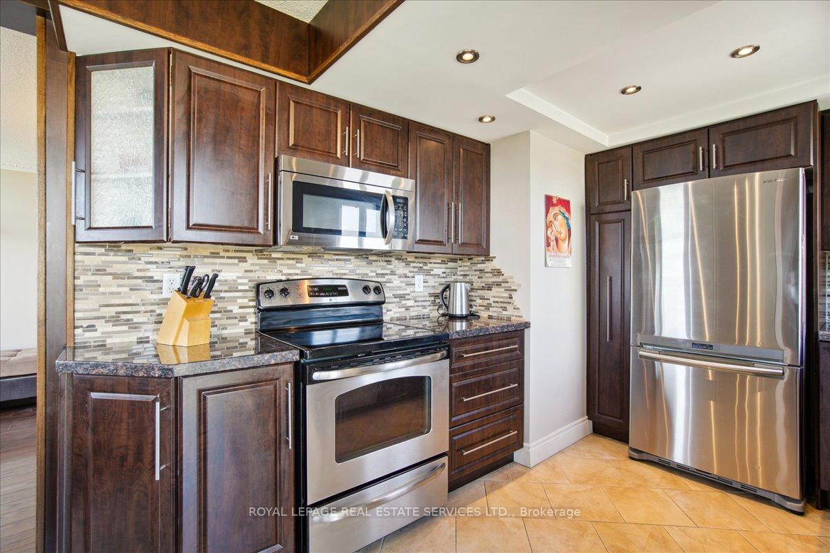 2 Bedrooms Condo at 1360 Rathburn,  Mississauga For sale