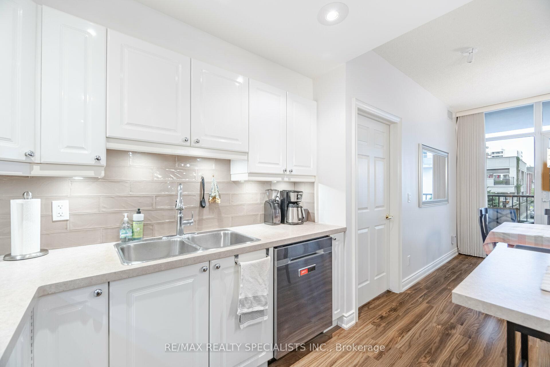 3 Bedrooms Condo at 399 Elizabeth, Burlington For sale