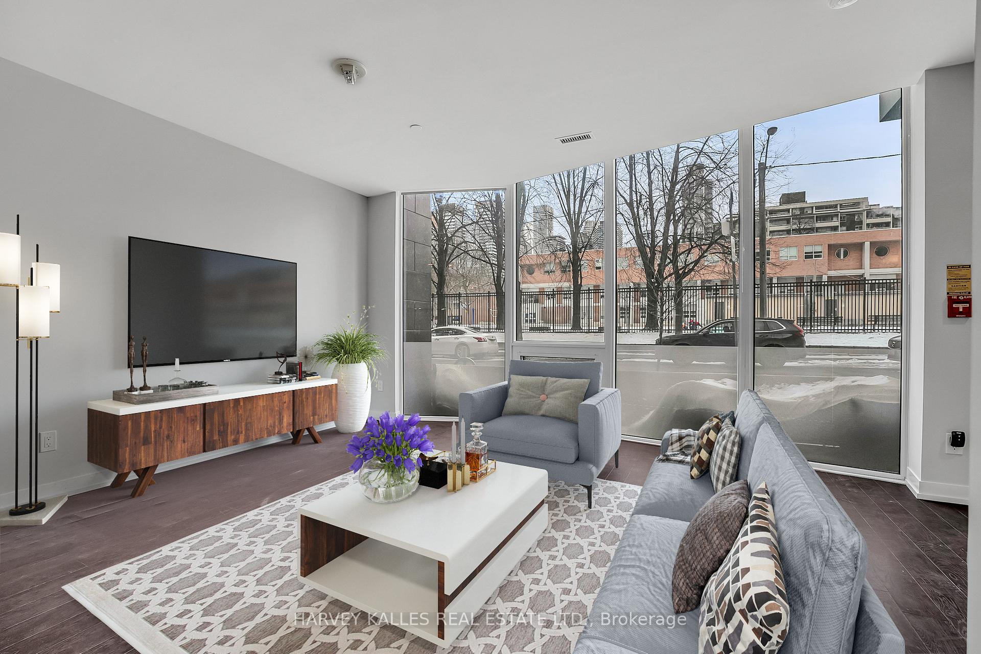 4 Bedrooms Condo at 85 Wood, Toronto For sale