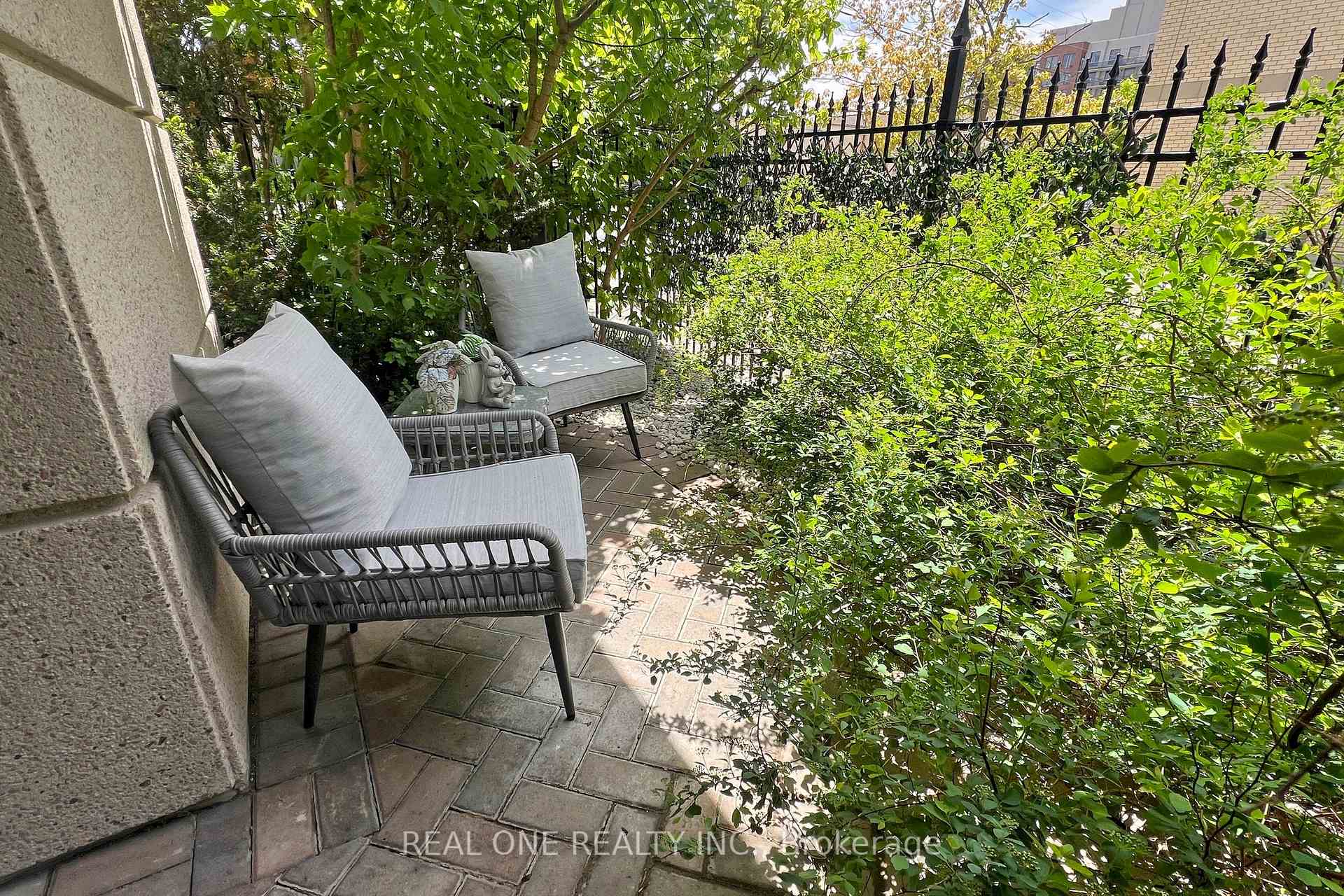 2 Bedrooms Condo at 8 Covington, Toronto For sale
